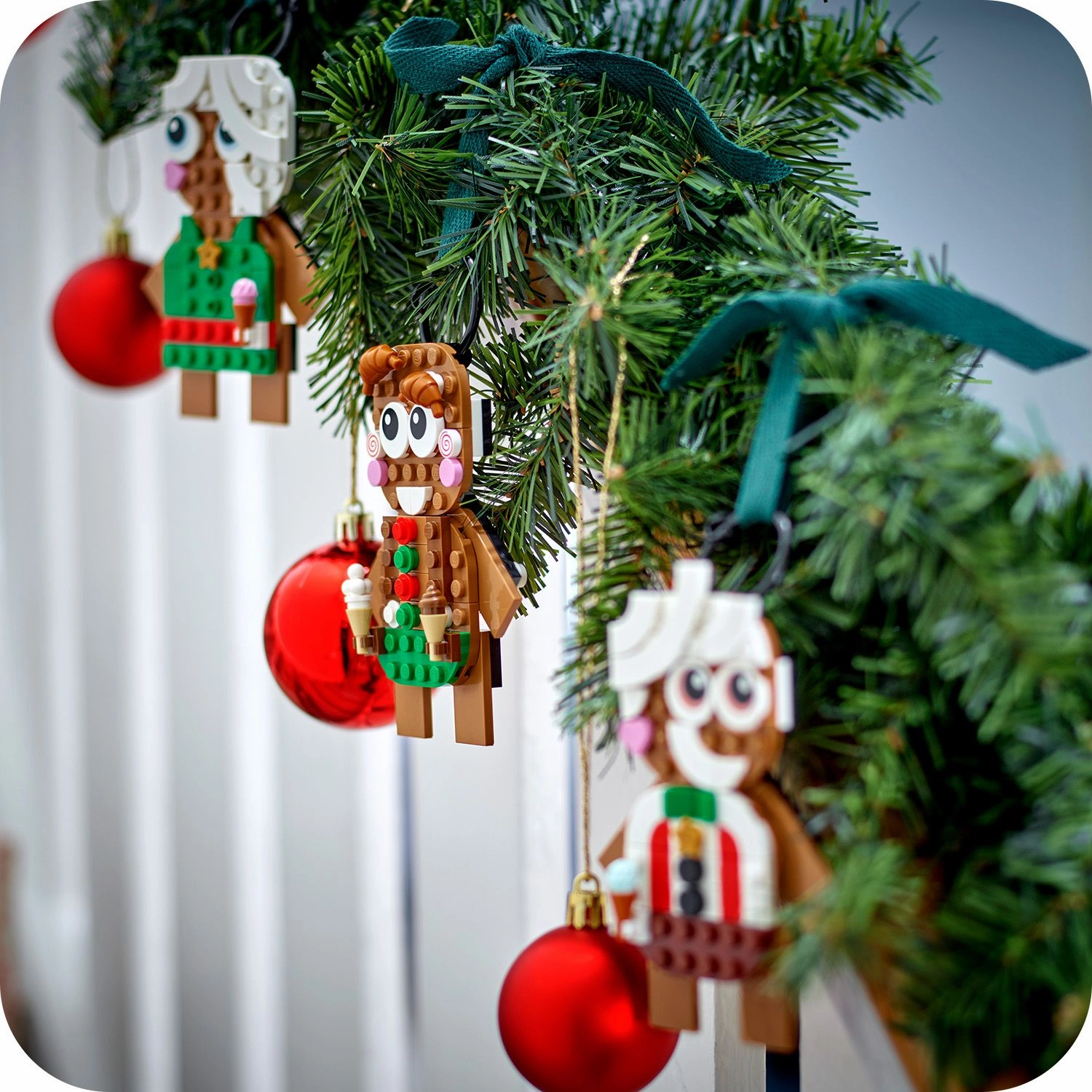 Lego Christmas 40642 Gingerbread Ornaments Seasonal Playset for Age 6 
