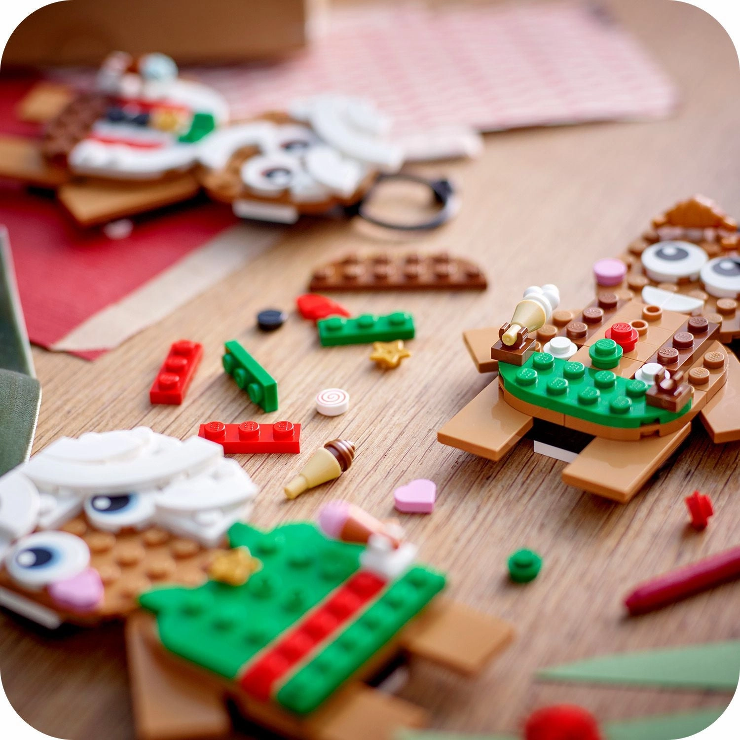 Lego Christmas 40642 Gingerbread Ornaments Seasonal Playset for Age 6 