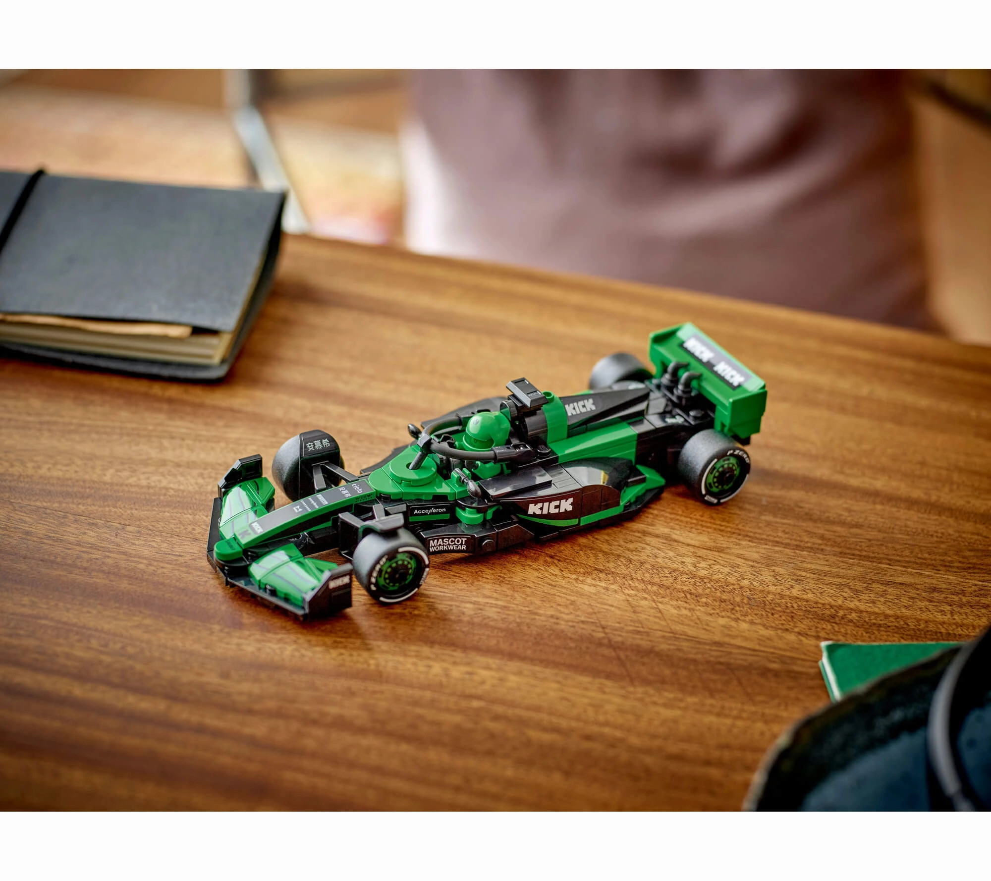 LEGO Speed Champions KICK Sauber F1 Team C44 Race Car Toy Vehicle 77247