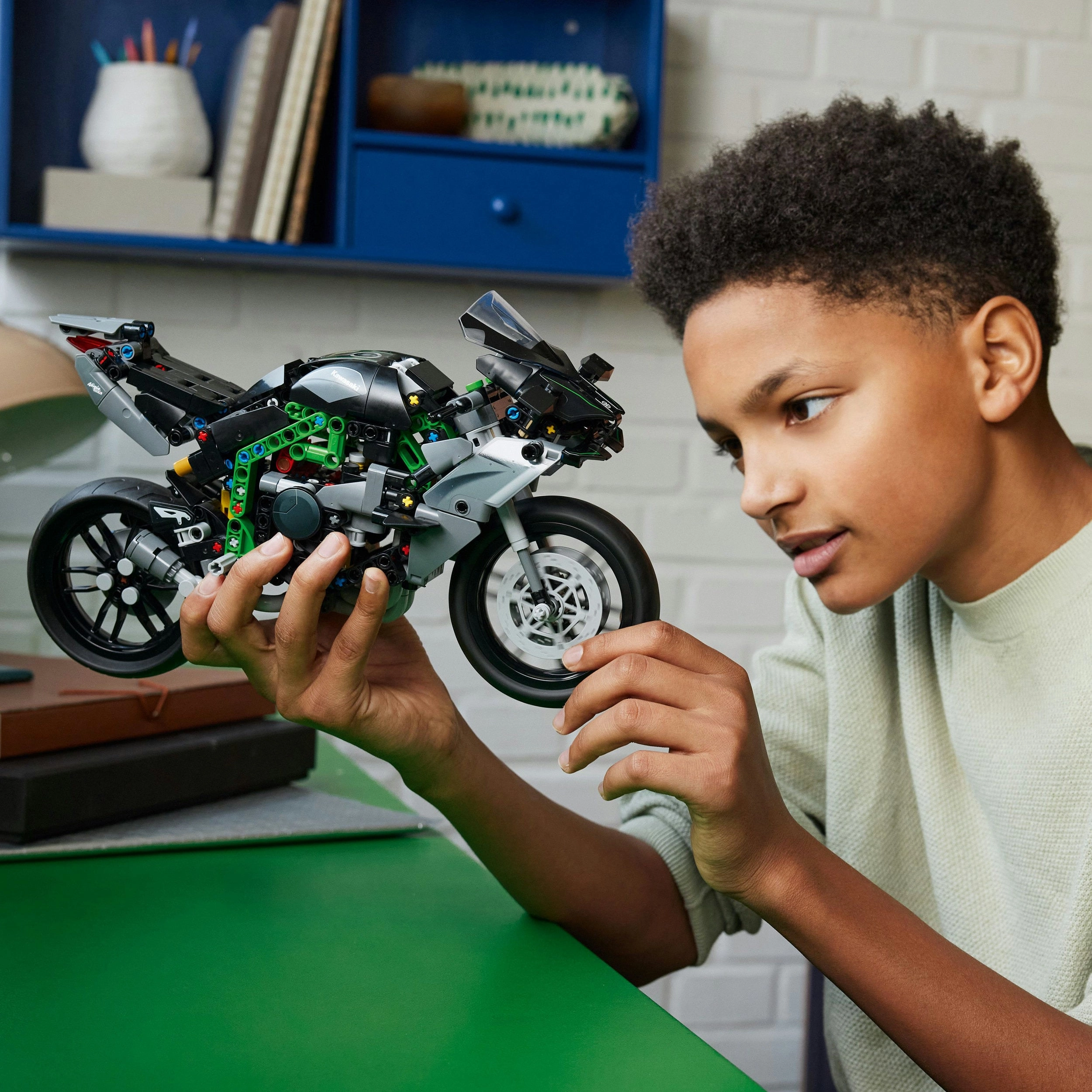 Lego Technic 42170 Kawasaki Ninja H2R Motorcycle Kit for Ages 10 & Up