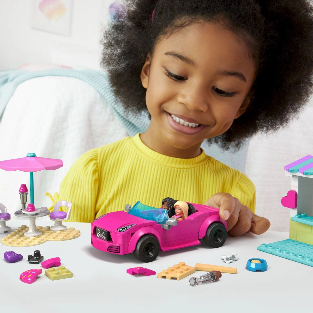 MEGA Construx Barbie The Movie Convertible & Ice Cream Stand Building Set