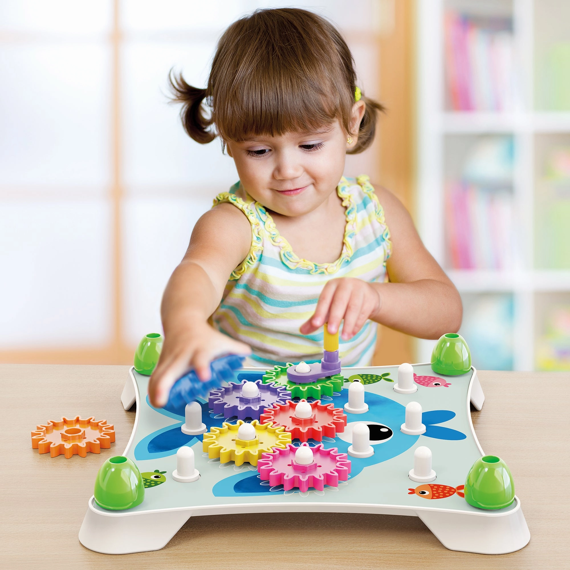Quercetti Peggy Gears - Interactive Cogwheel Toy for Toddlers with Pegboard and Scene Cards