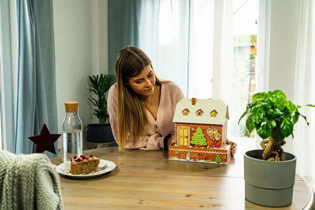 Ravensburger Gingerbread House 257 Piece LED Light Up 3D Jigsaw Age 8 