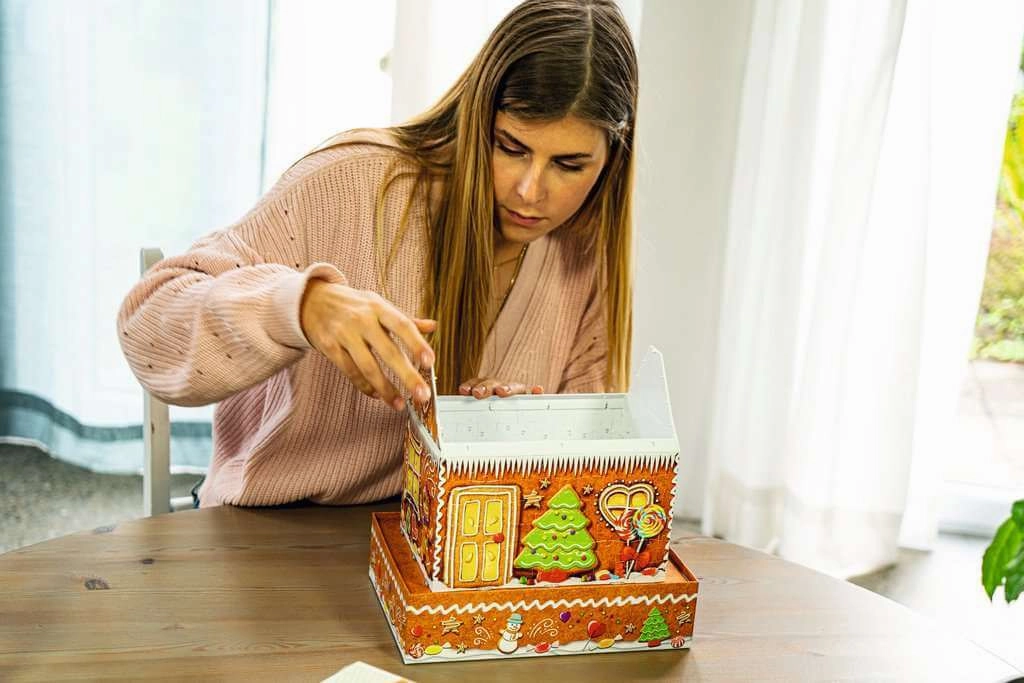 Ravensburger Gingerbread House 257 Piece LED Light Up 3D Jigsaw Age 8 