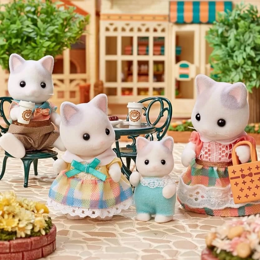 Sylvanian Families Latte Cat Family Toy Playset for Ages 3 and Up
